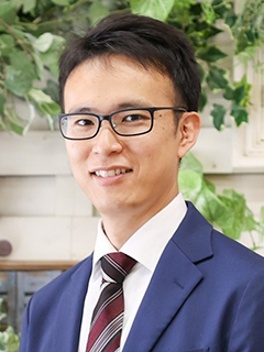 中間 友樹 氏